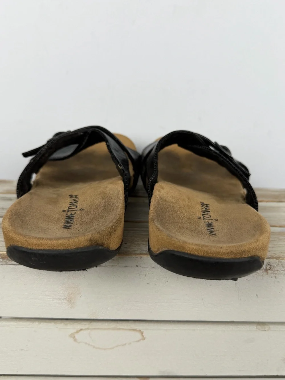 Minnetonka black slide sandals textured lizard-embossed crossover strap Sz 8